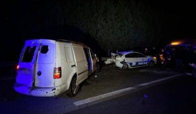 Kocaeli'de düzensiz göçmenleri taşıyan araç 2 polis aracına çarptı: 4'ü polis 18 yaralı